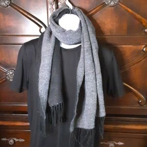 Men's Gray and Black scarf.